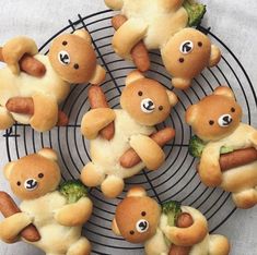 there are many buns with teddy bears on them