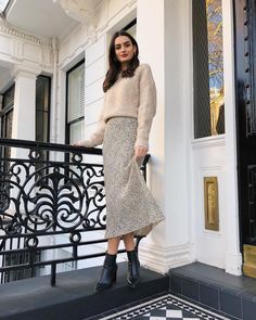 Ankle Boots Outfit, How To Wear Ankle Boots, Cute Modest Outfits, Fall Dress Outfit, Skirts With Boots, Inspired Outfits, Looks Vintage, Boots Outfit, London Fashion