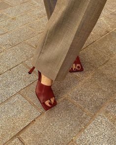 Bottega Veneta Shoes, New Bottega, Fancy Shoes, Shoe Inspiration, Shoe Inspo, Deep Burgundy, Pretty Shoes, Dream Shoes