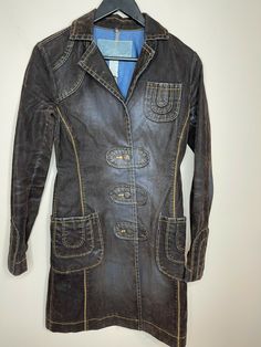 Item is in nice preowned condition. See photos for measurements. no tears noted. Small spot on the sleeve as seen in photos. May come out with a little work. Dark Wash Stonewashed Long Sleeve Outerwear, Fitted Punk Denim Jacket With Pockets, Grunge Long Sleeve Denim Jacket For Alternative Fashion, Acid Wash Outerwear With Button Closure For Fall, Fall Acid Wash Outerwear With Button Closure, Distressed Long Sleeve Outerwear For Alternative Fashion, Retro Distressed Fitted Outerwear, Retro Fitted Distressed Outerwear, Distressed Fitted Retro Outerwear