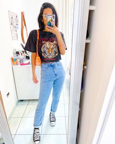 Mom jeas, all star cano alto, look com mom jeans Mom Jeans, Stars