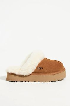 Uggs Platform Slippers, Platform Ugg Slippers, Cozy Closet, Cute Uggs, Winter Aesthetics, Dream Wishlist, Fluffy Shoes, Dr Shoes, Crazy Ideas