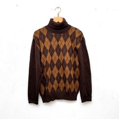 Turtleneck sweater with two different shades of brown and a diamond pattern, actually for men, but to be worn as a unisex sweater. The sweater is actually worn a little tighter. Good vintage condition! Material: Polyacryl Estimated size: M - Please check the measurements! Dimensions, worn flat and not stretched: Length 67 cm / 26.3 inches Chest (armpit to armpit) 52 cm / 20.4 inch Waist 50 cm / 19.6 inch More vintage in my shop: https://www.etsy.com/de/shop/TheDustyDecades?ref=seller-platform-mc 60s Turtleneck, Brown Knitted Sweater, Turtleneck Sweater Men, 60s Sweater, Turtleneck Pattern, Pattern Turtleneck, Sweater Turtleneck, Unisex Sweater, Sweater Men