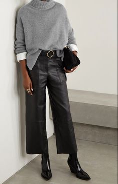 Culotte Outfit, Casual Chic Outfits, Leather Pants Outfit, Black Leather Pants, Casual Chic Outfit, Looks Chic, Winter Fashion Outfits