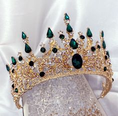 Beautiful emerald green Victorian crown with Swarovski crystals. Perfect for a special occasion. Comes beautifully packaged in a velvet pouch. Bridgerton Crown, Crown Emerald Green, Crown Emerald, Emerald Green Quinceanera Theme, Quince Crowns, Green Quinceanera Theme, Victorian Crown, Anna Cosplay, Cosplay Crown