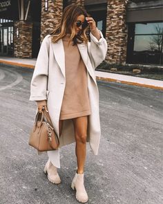 Beige Boots Outfit, Outfit Rock, Beige Boots, Sweater Dress Outfit, Corporate Fashion, Uni Outfits, Cute Winter Outfits, Ținută Casual, Elegantes Outfit