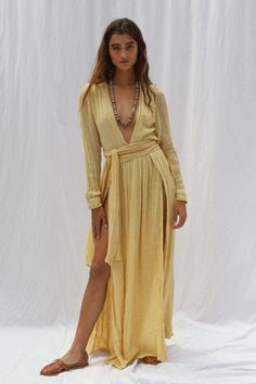 Neutral Aesthetic Outfits, Boho Style Inspiration, Bohemian Wear, Goddess Costume, Deep V Neck Dress, Chic Skirts, Mode Inspo, Woven Dress, White Maxi Dresses