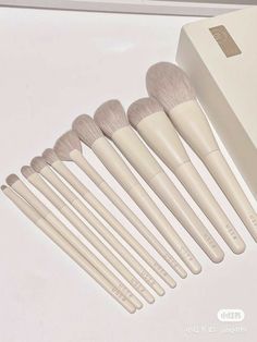 Natural Makeup Aesthetic, Makeup Brushes Aesthetic, White Makeup Brushes, Koleksi Makeup, Alat Makeup, Makeup Accesories, Makeup Brushes Set, Fancy Makeup, Powder Blush