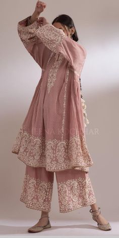 Pakistani Vintage Fashion, Traditional Indian Outfits For Plus Size Women, Pakistan Suit Designs, Pakistani Dress Pattern, Aesthetic Indian Outfit, Chickenkari Suits, Heena Kochhar, Pakistani Fashion Casual, Casual Indian Fashion