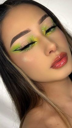 Creative Green Makeup Looks, Neon Rave Makeup Ideas, Green Siren Makeup, Green Concert Makeup, Like Green Makeup, Green Sparkly Makeup, Neon Green Makeup Looks, Vibrant Eyeshadow Looks, Neon Makeup Ideas Eye