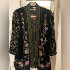 Beautiful Heavily Embroidered Kimono. Velvet Floral Print Approximately 28.5 Length. Embroidered Kimono, Floral Knit, Front Open, Floral Prints, Velvet, Fashion Outfits, Knitting, Red, Floral