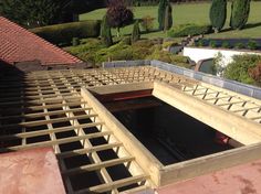 an unfinished roof is being built on top of a house