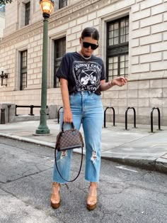 Midsize Style Inspiration, Outfits For Large Busted Women, Midsize Street Style, Tee Outfit Ideas, Tee Outfits, Graphic Tee Outfit, Poses Beach, Outfit Ideas For Summer