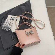 Bow Tie Design Pu Leather Shoulder Bags for Women 2024 Winter Fashion Handbags Bucket Crossbody Bag with Short Handle SPECIFICATIONS Lining Material: POLYESTER Main Material: PU Shape: Bucket Decoration: Bow Hardness: SOFT Interior: Cell Phone Pocket Closure Type: hasp SIZE: (Upper Width)20cm * (Lower Width)16cm * (Height)15cm * (Thickness)8cmHandle Height:10cmShoulder Belt Length:100cm [New In 20240924] Large Capacity Satchel Evening Bag As Gift, Portable Top Handle Shoulder Bag For Gift, Top Handle Mobile Phone Bag As Gift, Evening Crossbody Box Bag, Portable Crossbody Box Bag For Evening, Chic Handheld Phone Bag For Evening, Evening Bag With Single Shoulder Strap And Top Handle, Evening Portable Satchel Shoulder Bag, Evening Box Bag Satchel With Single Shoulder Strap