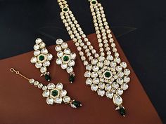 Find ideas๏ฟฝand inspiration for Elegant Kundan Necklace with Earrings and Maang tika, Fashion Jewelry Maang Tika, Work Necklaces, Collectible Knives, Kundan Necklace, Kundan Necklaces, Current Fashion Trends, Wedding Wear, Designer Jewelry, Indian Jewelry