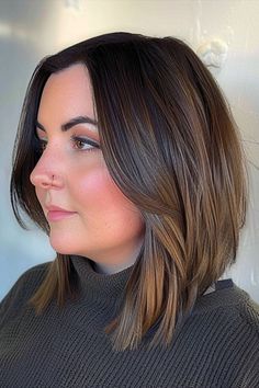 Sweet medium-length angled bob cut for round faces Medium Hairstyles For Round Faces, Lob Haircut With Bangs, Hairstyles For Ladies, Bob Haircut For Round Face, Angled Bob Haircuts, Medium Bob Haircut, Angled Bob Hairstyles, Medium Hair Styles For Women, Medium Length Hairstyles