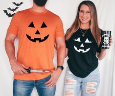 Get ready for fall with these creative pumpkin designs! 🎃🍂 #pumpkinseason #falldecor #DIYpumpkins #homedecor #pumpkinideas #autumncrafts #pumpkinlove #pumpkininspo #pumpkinfun #pumpkinart Couples Halloween Shirts Vinyl, Halloween Couple Shirts, Spooky Buddies, Halloween Parejas, Amazing Pumpkin Carving, Easy Pumpkin Carving, Pumpkin Man