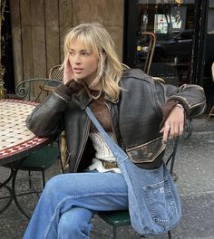 emiliasilberg Leather Jacket Aesthetic, Trendy Leather Jacket, Jacket Aesthetic, Leather Jacket Outfit, Purse Outfit, Brown Leather Coat, Oversized Grey Sweater, Black Mom Jeans, Denim Purse