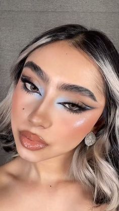 Joana Hernández on Instagram: "Me enamoré de este makeup" Blue Subtle Makeup, Glam Makeup Looks Dramatic, Fairy Eye Makeup, Fashion Editorial Makeup, Wedding Guest Makeup, Party Makeup Looks, Halloween Makeup Pretty, Subtle Makeup, Pinterest Makeup