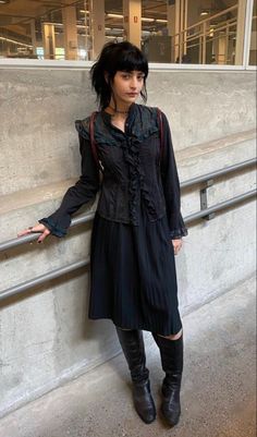 Oversized Goth Outfits, Corpgoth Outfits, Goth Preppy Outfit, Preppy Goth Outfits, Medieval Inspired Outfits, Warm Goth Outfit, Winter Outfits Goth, Southern Gothic Outfits, Fall Goth Outfits