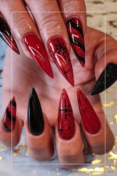 Gothic Christmas Nails Short Gothic Nails, Style Names, Nails With Glitter, Red Christmas Nails, Gold Glitter Nails, Holiday Nail Designs, Gothic Nails, Plaid Nails, Goth Nails