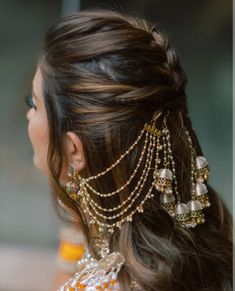 Hairstyle On Wedding, Ear Chain Designs, Earrings With Hair Chain, Mehendi Shoot, Hairstyle For Party, Groom Trends, Wedding Hairdo, Earrings With Chain