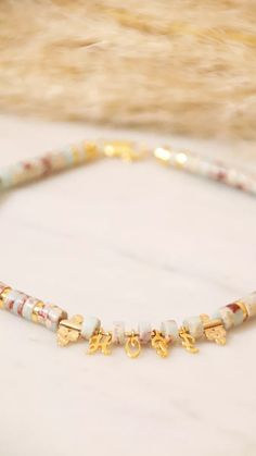 Les beaux jours arrivent, ça nous donne des envies de bijoux bohème ! Le collier ras de cou est un incontournable ! #bracelet #perleszamac #perleslettres #lettrealphabet #lettersbeads #tutoriel #tutorial #diyjewelry #diybijoux #bijouxdiy Summer Beads, Diy Bijoux, Diy Collier, Beads Diy, Bijoux Diy, Diy Jewellery, Beaded Bracelets