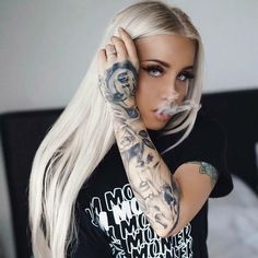 Platinum Blonde Ombre, Blonde Tattoo, Ash Blonde Ombre, Tattoed Women, Curly Lace Front Wigs, Beautiful Wigs, Best Wigs, Straight Lace Front Wigs, Tattoo Life