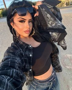 Chola Style Outfits, Chicana Makeup, Chola Aesthetic, Chica Chola, Gangsta Girl Style, Chola Girl, Chola Style, Cholo Style, Chicana Style