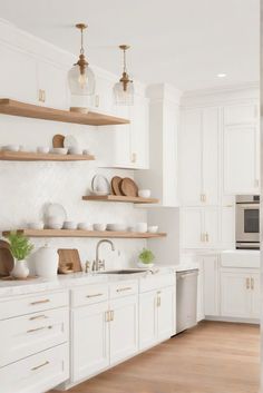 kitchen wall paint, oak cabinets, interior design, modern home White Cabinets With Light Wood Floors, White Warm Kitchen, Oak Wood Kitchen Cabinets, Oak Wood Cabinets, Oak Wood Kitchen, Off White Kitchen, White And Wood Kitchen, Ballet White, Main Kitchen