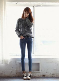 I'll find this sweatshirt soooonn :) Distressed Jeans Outfit Winter, Jeans Outfit Winter Casual, Winter Casual Style, Distressed Jeans Outfit, Jeans Outfit Winter, Winter Jeans, Outfit Winter, Jeans Outfit