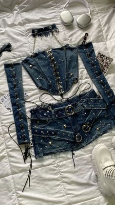 Creamfields Outfit Festival Style, Shorts Design Ideas, Diy Clothes Aesthetic, Girl Grunge Aesthetic, Night Outfits Summer, Upcycle Fashion Diy, Denim Diy Clothes, Girl Grunge