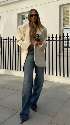 Beige Blazer Outfits Women, Rosie Huntington Whiteley Street Style, Blazer Outfits Women, Sleek Outfit, October Fashion, Fall Chic, London Outfit