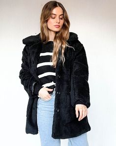 Teddy season is back! Deze teddy jas is super lekker zacht, warm en nog steeds helemaal on trend! De jas heeft twee steekzakken en sluit met knopen. Cozy Coats, Teddy Coat, Fur Coat