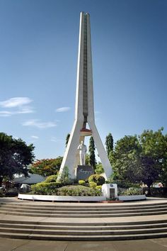 there is a large monument in the middle of a park with steps leading up to it