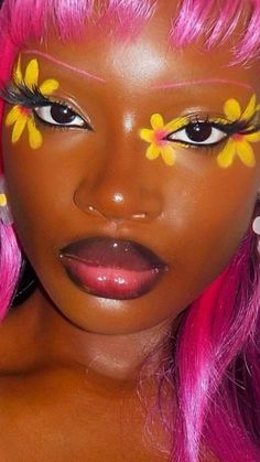 Flower Eye Shadow, Flower Eyeshadow Makeup, Blue And Yellow Eyeshadow Looks, Yellow Makeup Looks Black Women, Flower Makeup Aesthetic, Earth Day Makeup, Graphic Eyeliner Color, Unique Makeup Ideas Creative, Crazy Makeup Art