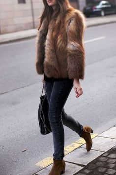 Fur Coat Outfits, Short Fur Coat, Style Inspiration Winter, Looks Street Style, Coat Outfits, Casual Winter Outfits