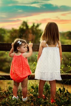 Cute sister photo Big Sister Little Brother, Sisters Photo, Sisters Photography, Sibling Pictures, Toddler Photoshoot, Sister Photography, Photoshoot Family, Sibling Photography, Sister Pictures