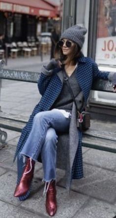 Street Style 2023, Style 2023, Hiking Fashion, Mode Casual, Red Boots, Hiking Outfit, Mode Vintage, Mode Inspiration