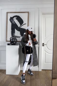 Stylish Ways To Wear A Baseball Cap - Mia Mia Mine Baseball Cap Outfit Winter, Baseball Outfits, Baseball Hat Outfit, Dunks Outfit, Mia Mia Mine, Jordans Outfit, Baseball Cap Outfit, Mia Mia, Jordan Outfit