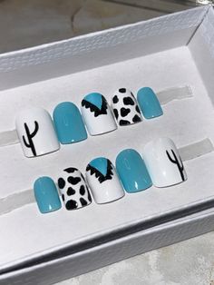 Western Nails 2023, Western Themed Nail Ideas, Nails Inspiration Western, Gel Nails Western, Western Pedicure, Western Toe Nail Designs, Western Fake Nails, Short Acrylic Nails Country Designs, Cow Print Nails Turquoise