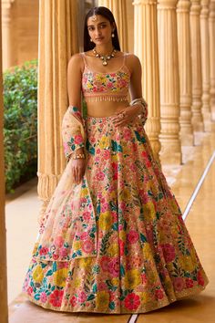 Lehenga Choli Designs, Haldi Outfits, Mehendi Outfits, Saree Bollywood, Indian Outfits Lehenga, Floral Lehenga, Wedding Lehenga Designs, Lehenga Designs Simple, Wedding Blouse Designs