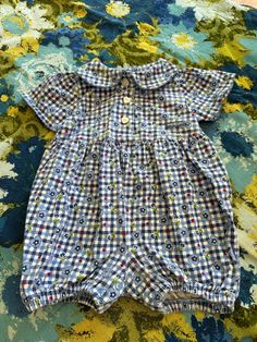 Cute vintage 90s Baby B'Gosh blue bubble romper. Tagged size 6-9 months. Good condition with light wear, please see the pictures. Thanks for looking! Vintage Baby Clothes 90s, Flower Hearts, Vintage Baby Clothes, Retro Baby, Outfit 90s, 90s Baby, Bubble Romper, Toddler Clothes, Blue Gingham