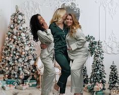 🎁 Our personalized, silky-soft pajamas are the perfect gift for your wife, a delightful birthday surprise, or a thoughtful way to celebrate the holidays (perfect Christmas gift for Her!). You can customize it with a name, monogram, or special words, adding that extra touch of love to make every moment special. ✨ Designed and customized in our Taniri studio in New York, the love and care we put into every PJ's will stand out to you at the moment you see it!  ✨ Each PJ is individually packaged in a cute organza bag, ready for gifting. ✨ Made from luxurious silky satin with spandex for comfort - beautiful and comfortable! ✨ Available in 13 colors: white, soft mauve, dusty rose, rosewood, champagne, dusty blue, blush, navy, burgundy, black, rust, sage, and forest green. 🥳 We are happy to int Relax Spa, Initial Name, Soft Pajamas, Special Words, Fabric Suppliers, Spa Kit, Beauty Spa, Gift For Friend, Birthday Surprise