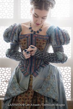 © Lee Avison / Trevillion Images - tudor-medieval-woman-by-window this is gorgeous it's all in the details Trevillion Images, Late Period, Royal Women, Medieval Woman, Period Dress, Historical Women, Medieval Costume, Tudor Style, Period Outfit