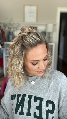 Every Day Updos For Medium Length Hair, Half Up Medium Hairstyles, Bob Hair Pulled Back, Day 2 Hairstyles Medium Hair, Half Up Half Down Hairstyles Medium Length, Hair Half Up Half Down Medium Length, Half Up Hairstyles For Shoulder Length Hair, Half Up Hair For Fine Hair, Half Up Lob Hairstyles