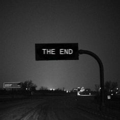 a street sign that reads the end in black and white