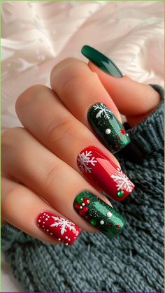 Simple Christmas Nails Design, Red Nail Christmas Designs, Christmas Wedding Nails, Holiday Nail Designs Winter, Gingerbread Nails, Nails Unique, Xmas Nail, Graduation Nails