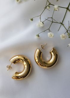 Trending Hoop Earrings, Jewelry Pictures Ideas, Earings Aesthetics, Product Photography Ideas Jewelry, Jewelery Shoot, Jewelry Inspo Gold, Earing Inspiration, Pictures Of Jewelry, Earrings Pictures