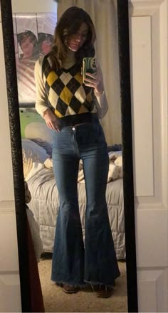 Simple 70s Outfit Party, Bellbottom Pants Outfits Aesthetic, 70s Outfit Bell Bottoms, 70s Outfit Aesthetic Vintage, 70 Winter Fashion, 70s Outfit With Bell Bottoms, Bellbottoms Outfits 90s, Bellbottom Jean Outfits 70s, Vintage Flared Jeans Outfit